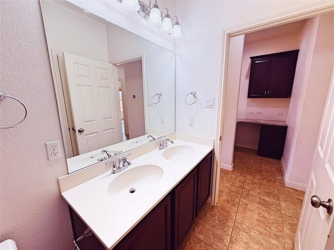Building Photo - 3500 Esperanza Dr