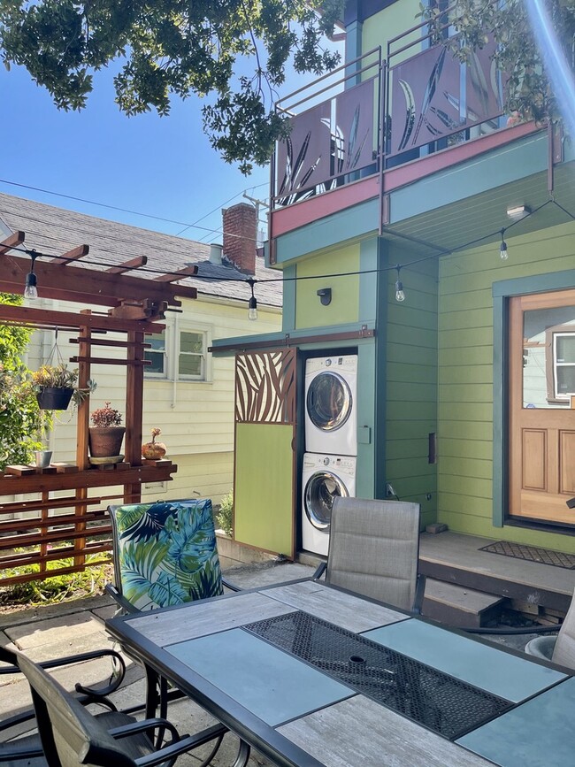 Brand new 6-person patio dining furniture. Customize how you like! - 3918 Webster St