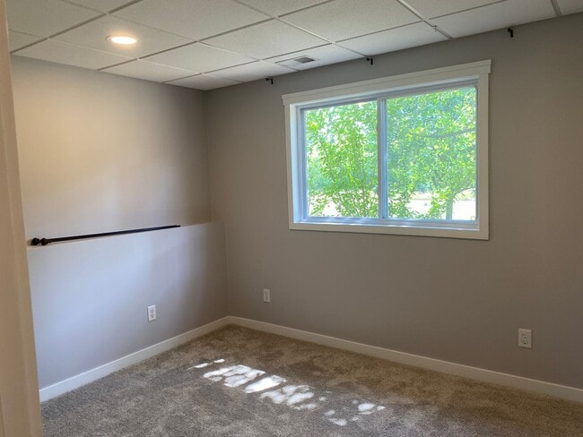 Building Photo - Spacious 5-Bedroom Home on Quiet Cul-de-Sac – Northeast Grand Rapids – Pet Friendly!