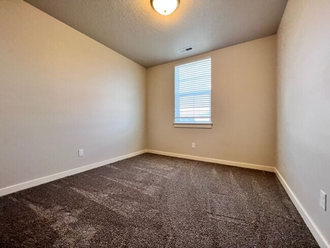 Building Photo - Beautiful Home in Meridian! Solar Power and Landscaping included.