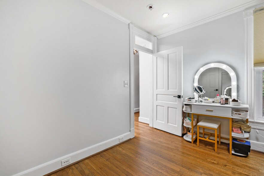 Building Photo - 1225 33rd St NW