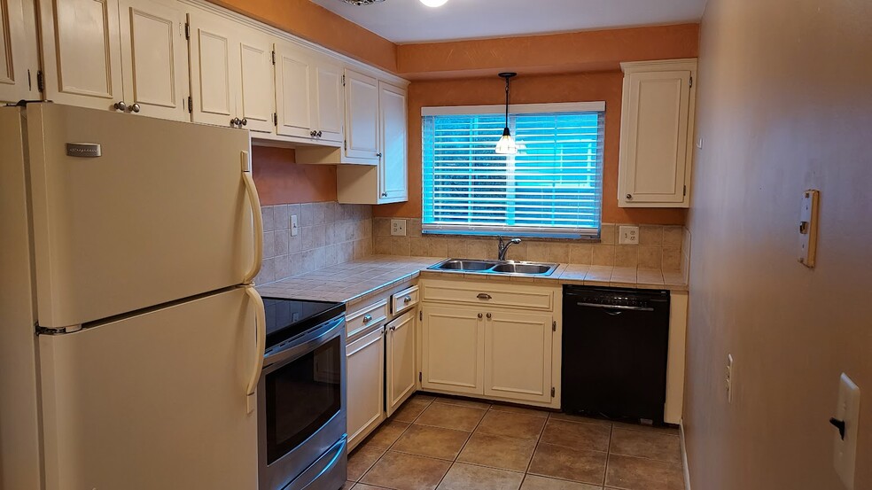 Kitchen - 437 N Eton St
