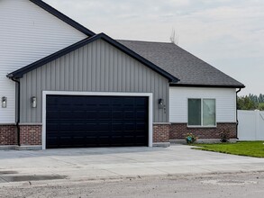 Building Photo - AWESOME 3 Bed 2 Bath Twin home in Sugar City
