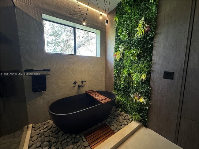 Building Photo - 1065 NE 119th St