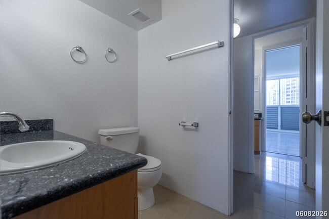 Building Photo - PRIME ALA MOANA/WAIKIKI LOCATION: 2BR/1.5BA Condo with Parking & In-Unit Washer/Dryer!