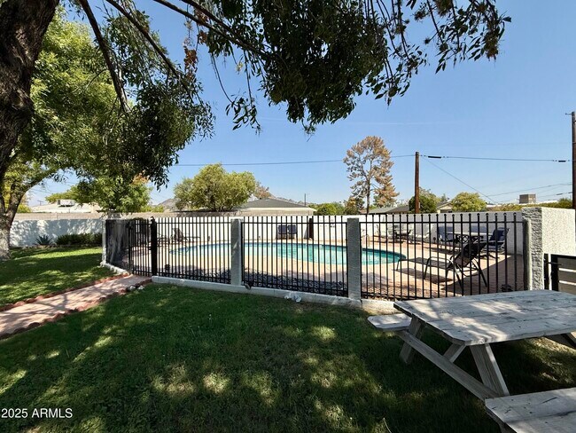 Building Photo - 1202 E Kaler Dr