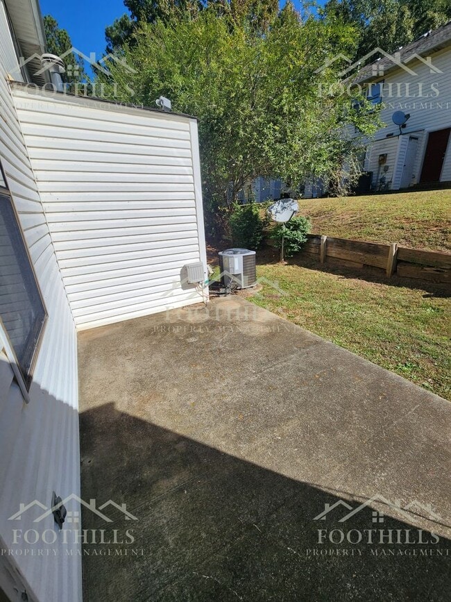 Building Photo - Beautiful 2-Bed Townhome with Storage and ...