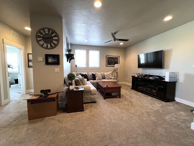 Building Photo - Beautiful custom built home with 4 bed 3.5...