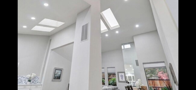 Building Photo - Spacious and beautiful 3 bedroom 2 bath ho...