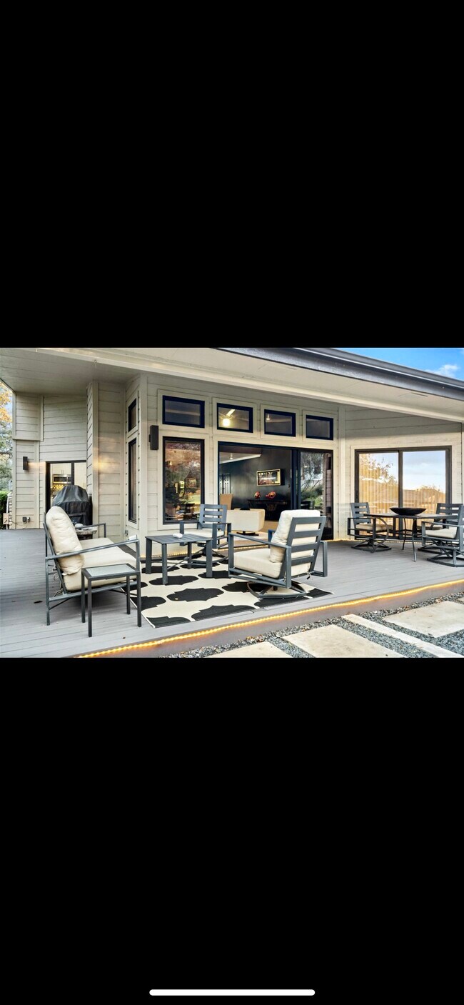 Building Photo - 303 Golf Crest Ln