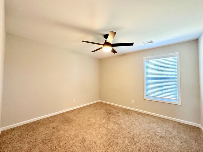 Building Photo - Beautiful 4 bedroom, 3 bath townhome end u...