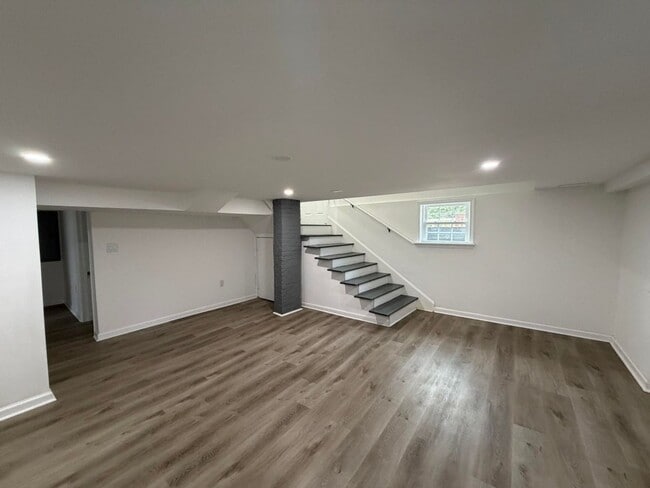 Building Photo - Spacious NE Roanoke City Home!