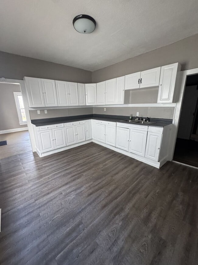 Building Photo - Welcome to this charming 3-bedroom, 2-bathroom home located in the heart of Springfield, OH+