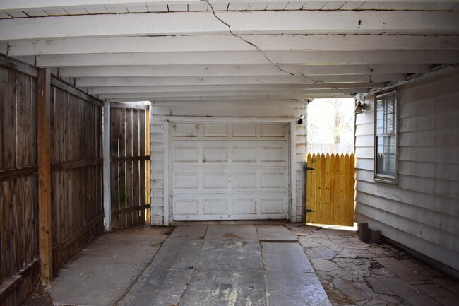 Building Photo - Cute One Bedroom Close to Campus with Lawn...