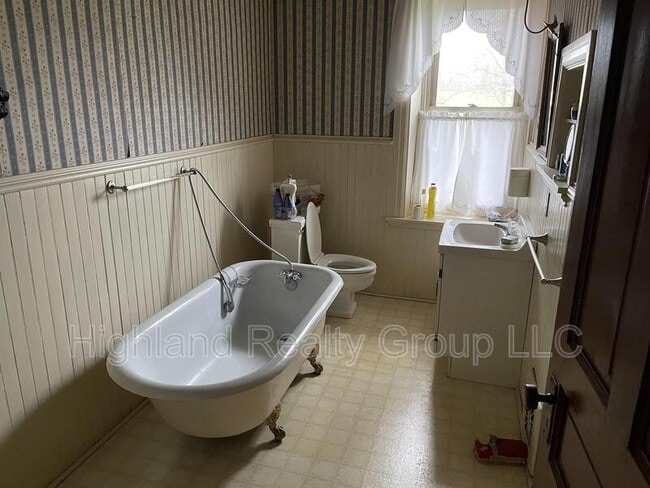 Building Photo - 97 Penn St