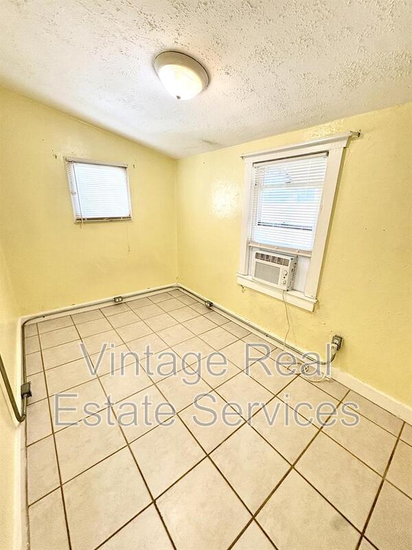 Building Photo - 309 W Comanche Ave