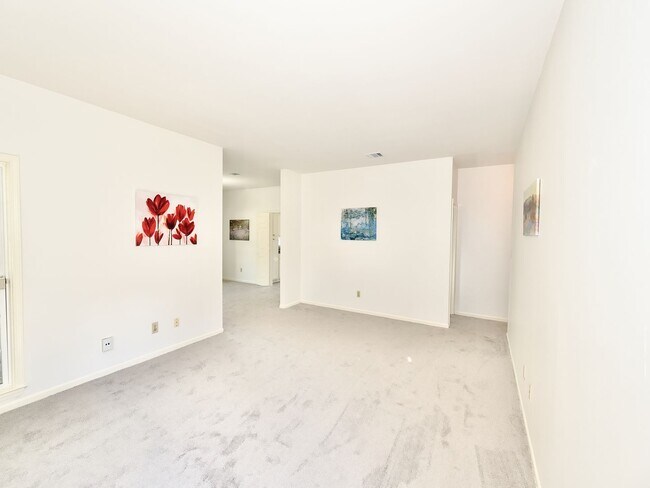 Building Photo - Beautifully Updated Three Bedroom Condo Ne...