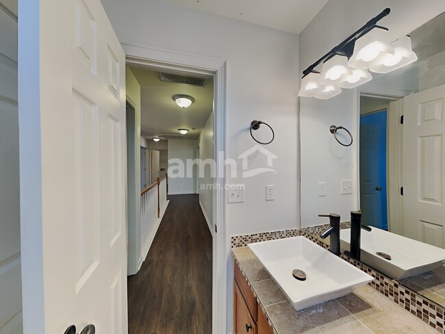Building Photo - 4059 Houldsworth Dr