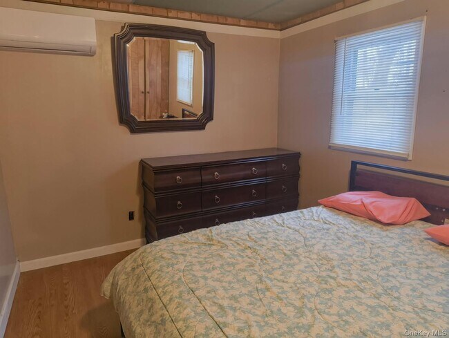 Building Photo - 18 Maple St