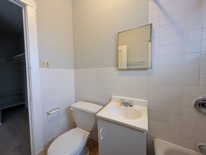 Building Photo - 2234 W Wilson Ave