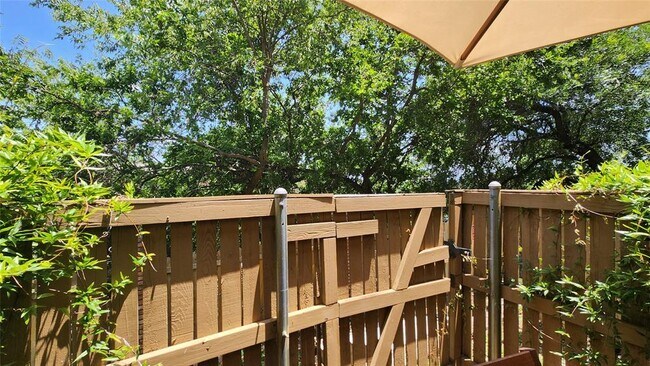Building Photo - 7122 Wood Hollow Dr