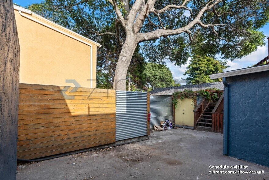 Building Photo - Unit A