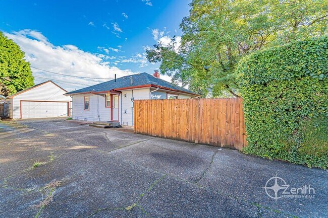 Building Photo - 2502 Fairmount Ave