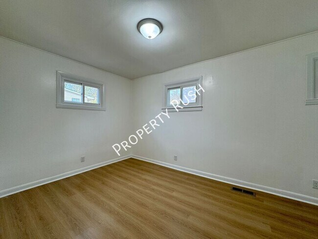 Building Photo - 32 Opal Rd