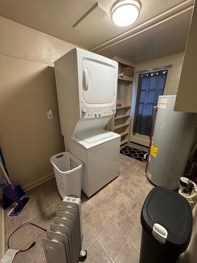 Building Photo - 1513 1st St W