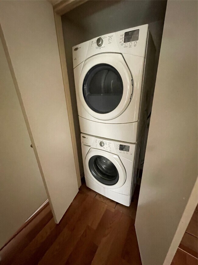 Building Photo - 2121 El Paseo St