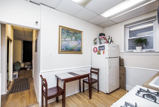 Building Photo - Spacious 1bedroom/1bath unit in Bucktown! Central Air, Dishwasher, FREE Laundry! Near Metra!