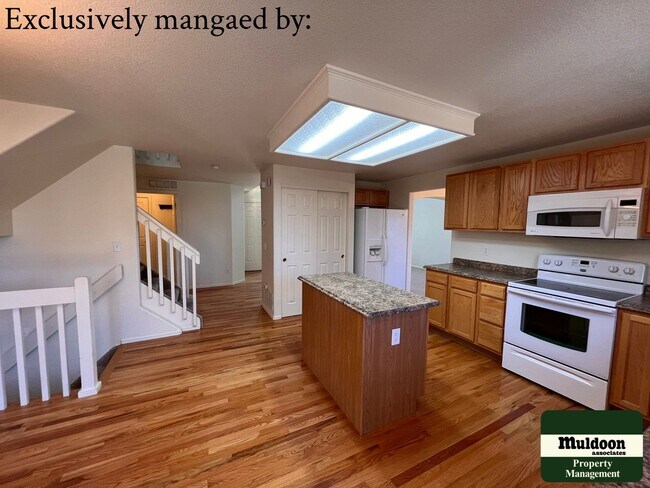 Building Photo - Stunning 3  Bedroom Home with lots of space and a beautiful fenced back yard -