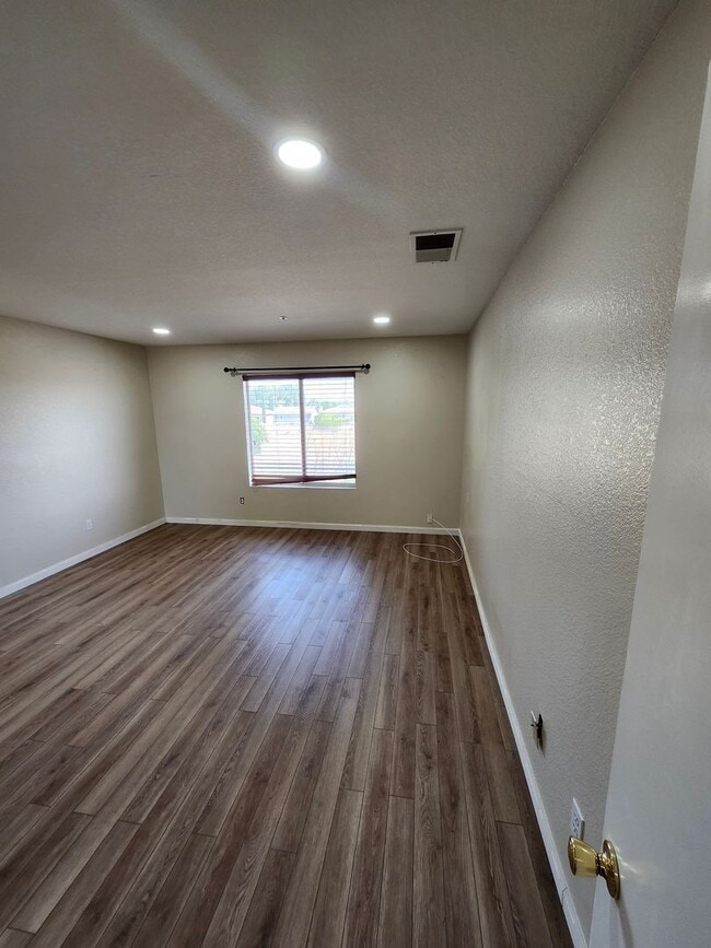 Building Photo - Beautiful 5 Bedroom House fully remodeled....