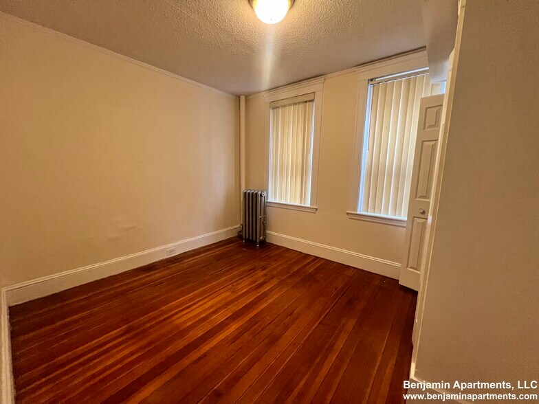 Building Photo - 15 Barrows St