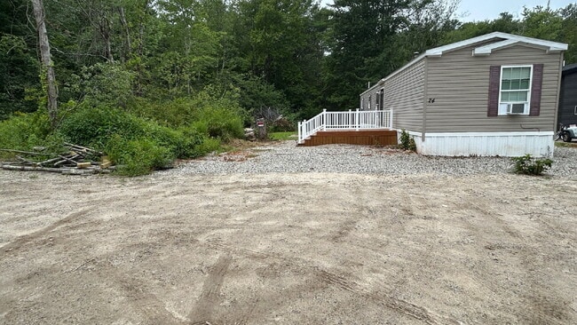 Building Photo - A rare find! Quiet country living in a single-level, 3 bed/2 bath home in Kennebunk!