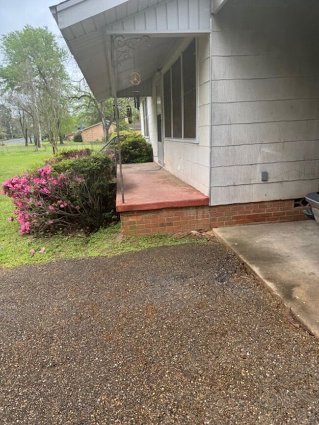 Building Photo - 1105 N White Oak Rd