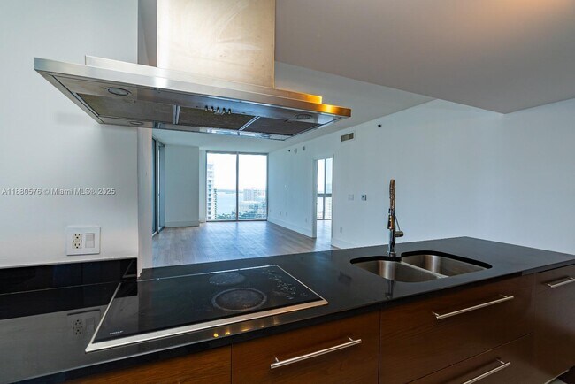 Building Photo - 495 Brickell Ave