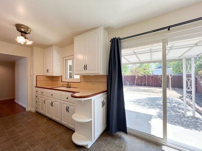 Building Photo - Tahoe Park Gem in Great Location!