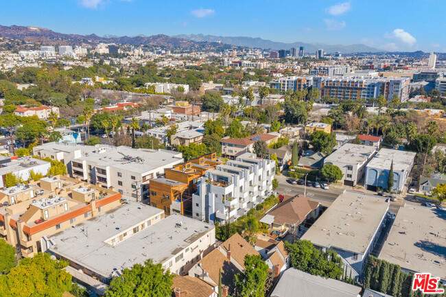 Building Photo - 1029 N Vista St