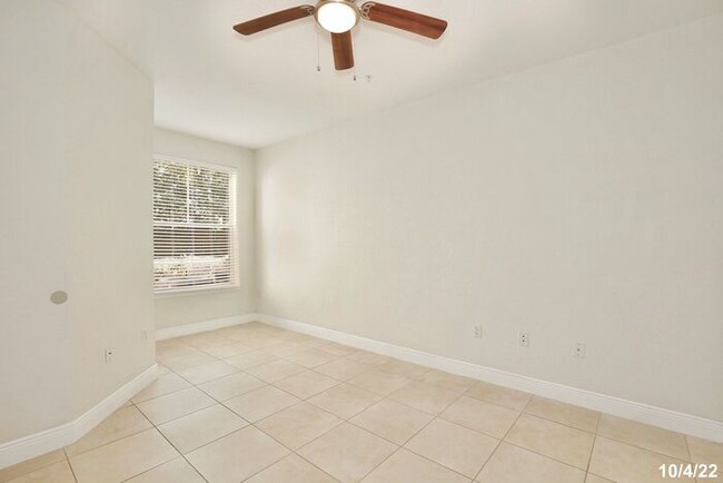 Building Photo - Beautiful 3/2 Spacious Condo with Lawn Car...