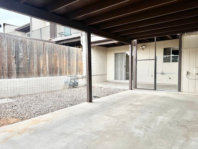 Building Photo - Two story unit move-in ready