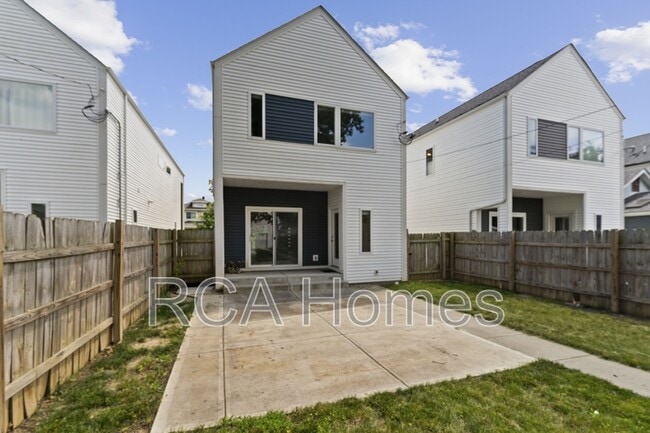 Building Photo - 1540 Pleasant St