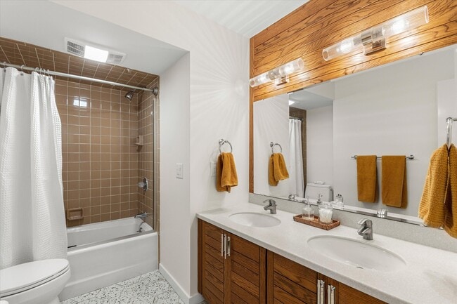 Building Photo - 3936 Holden Dr