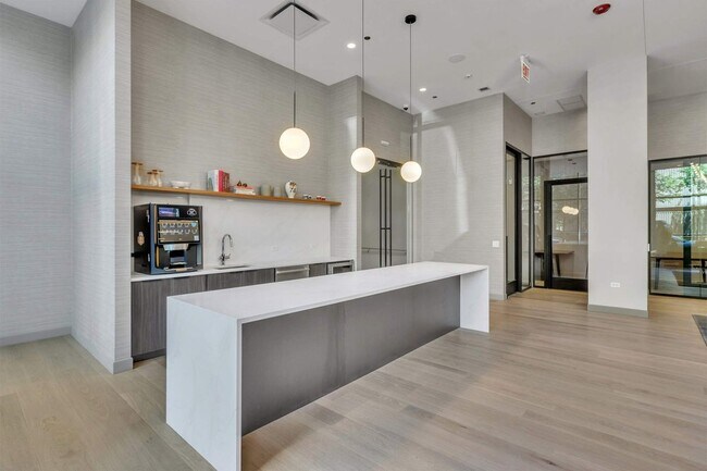 Building Photo - 1120 W Van Buren St