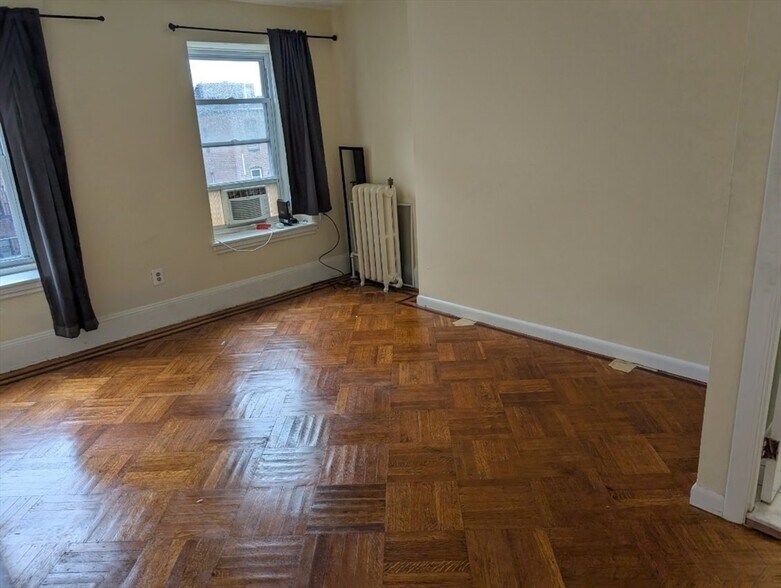 Primary Photo - 239 W Newton St