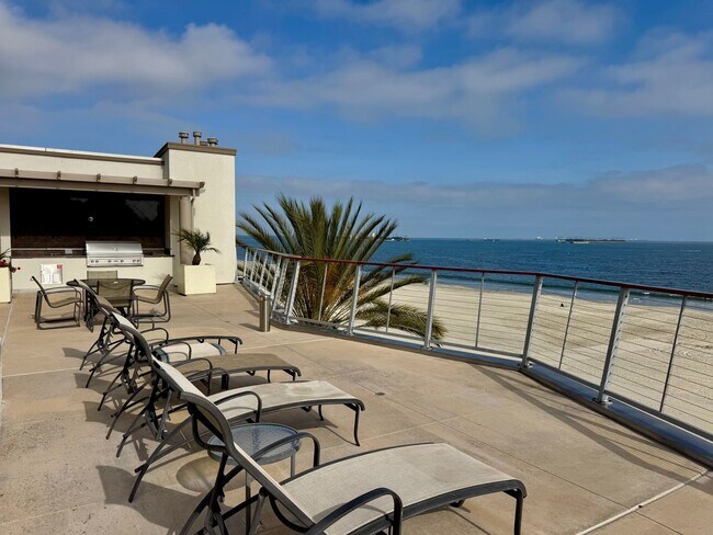 Building Photo - Gorgeous 3 Bed, 2 Bath Unit with Ocean Views