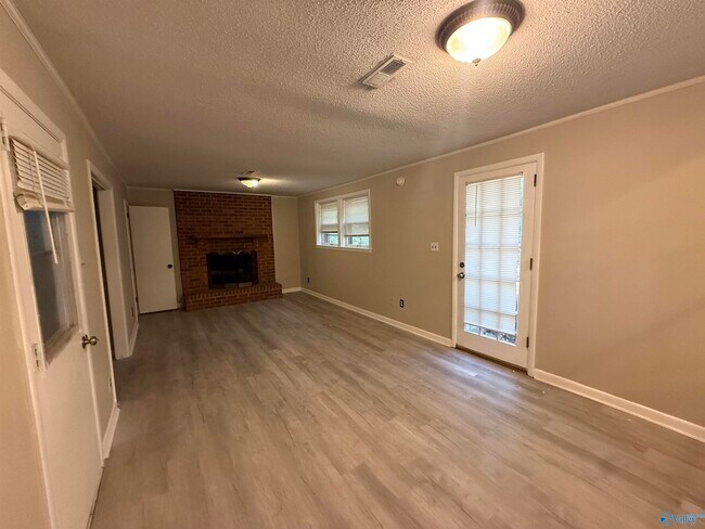 Building Photo - 723 Versailles Dr SE