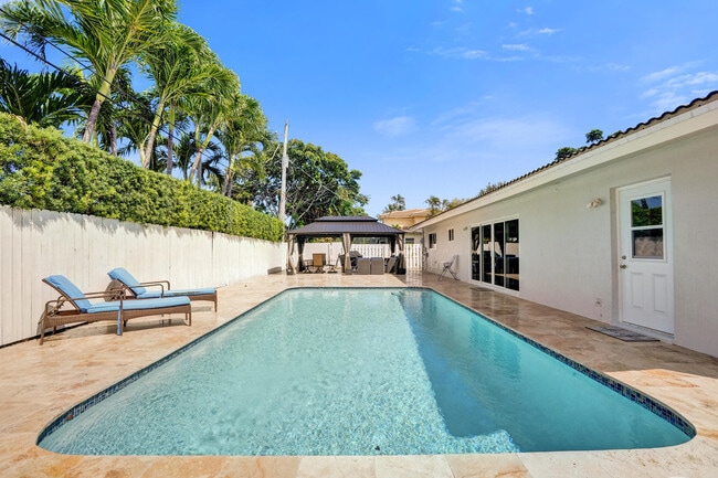 Building Photo - 1633 SE 5th Ct