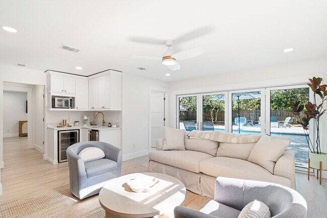 Building Photo - 383 Lakeview Dr