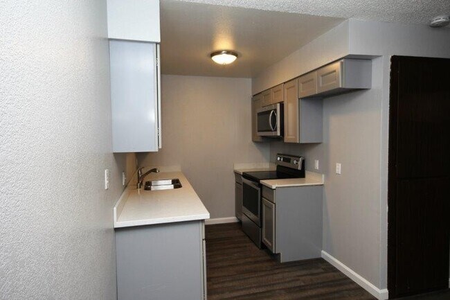 Building Photo - GREAT 1ST FLOOR CONDO